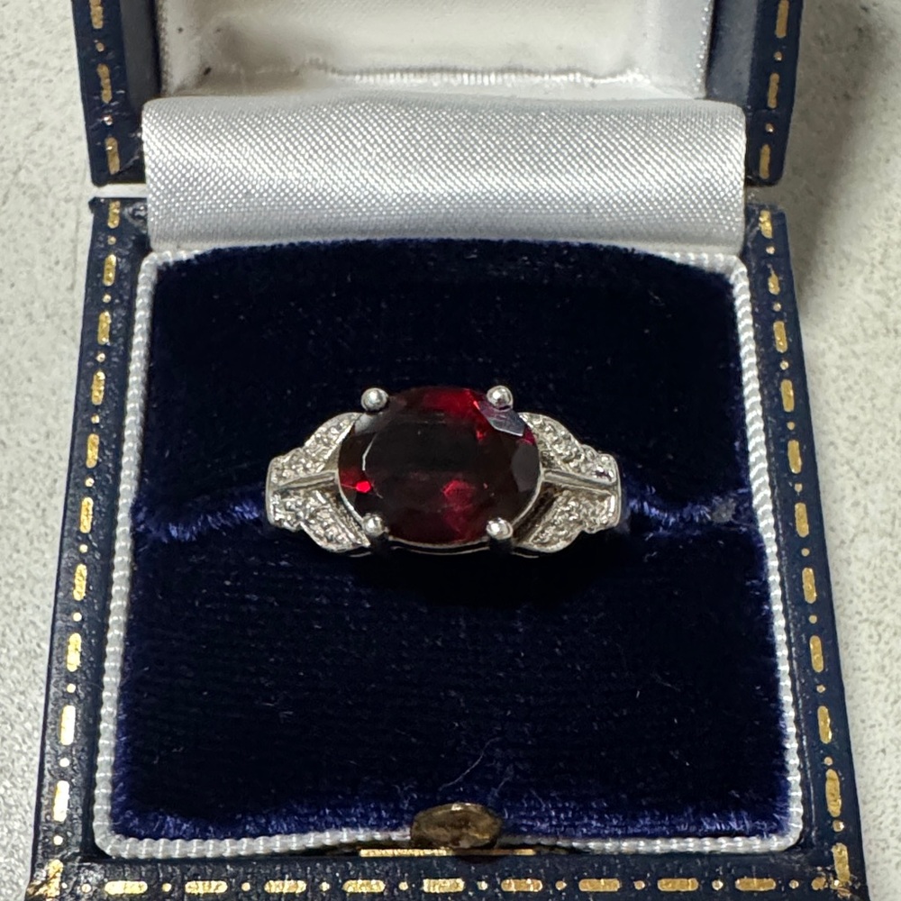 Vintage Sterling Silver Ring with a natural Garnet Stone Sz 7
